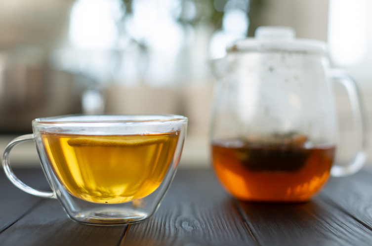 Quelles sont les différences entre le thé vert et le thé noir sur le plan nutritionnel?